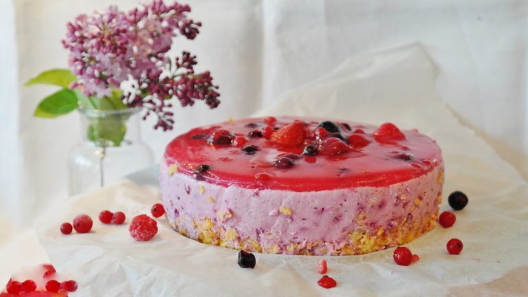 cake, quark, berries-1374069.jpg